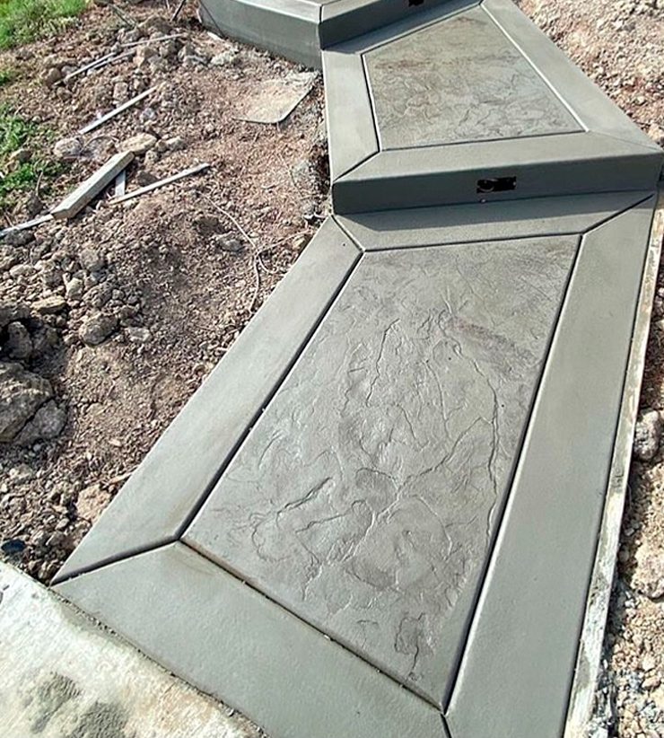 Stamped concrete walkway with smooth borders by Xtreme Concrete